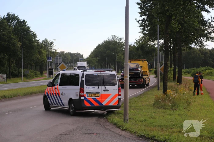 Auto rijdt tegen lantaarnpaal