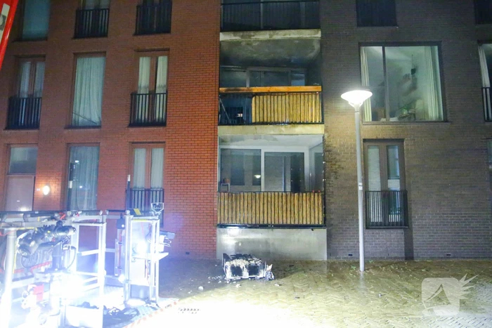 Brandweer blust grote brand op balkon