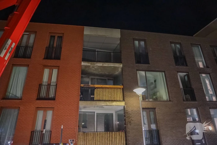 Brandweer blust grote brand op balkon