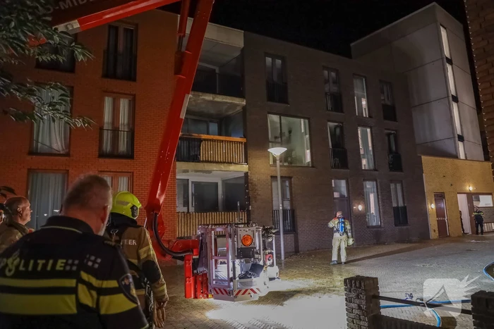 Brandweer blust grote brand op balkon
