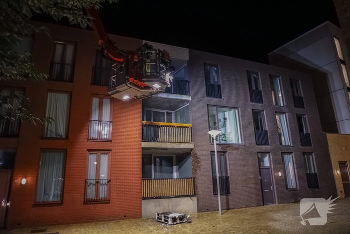 Brandweer blust grote brand op balkon