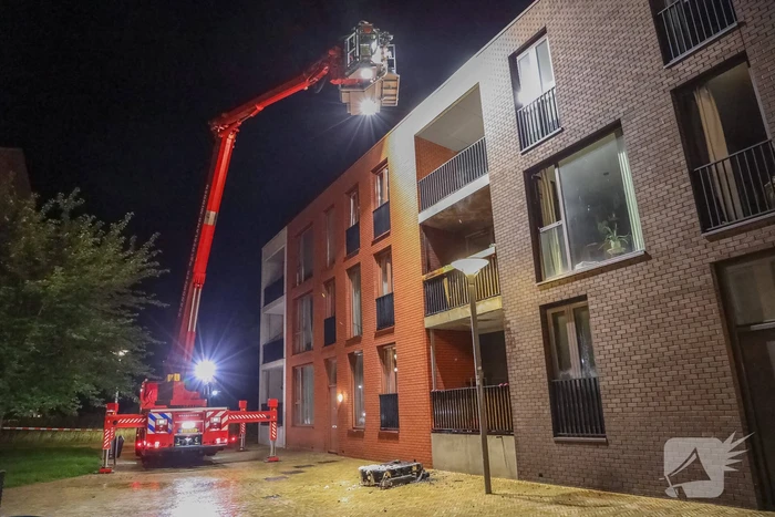 Brandweer blust grote brand op balkon