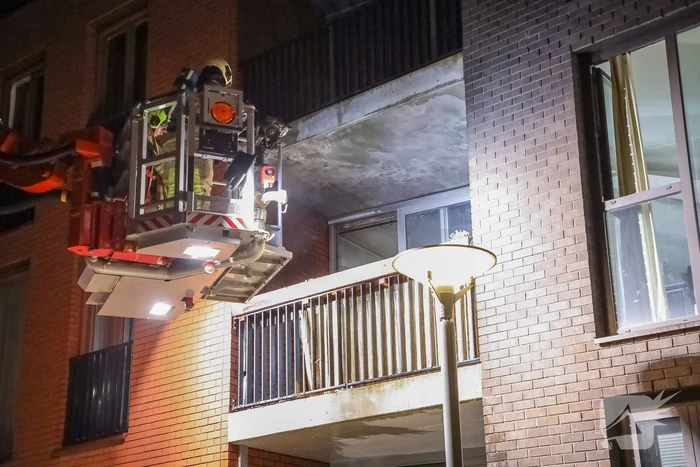 Brandweer blust grote brand op balkon
