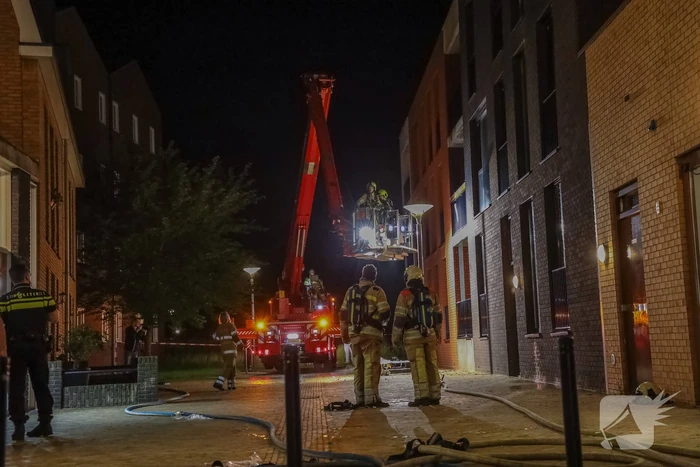 Brandweer blust grote brand op balkon