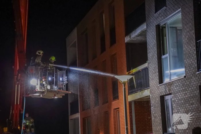 Brandweer blust grote brand op balkon