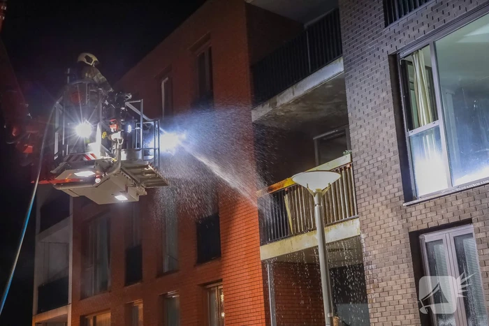 Brandweer blust grote brand op balkon