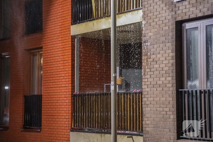 Brandweer blust grote brand op balkon