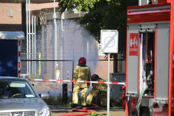 Gasleiding geraakt bij graafwerkzaamheden naast tankstation