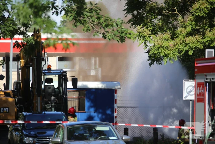 Gasleiding geraakt bij graafwerkzaamheden naast tankstation