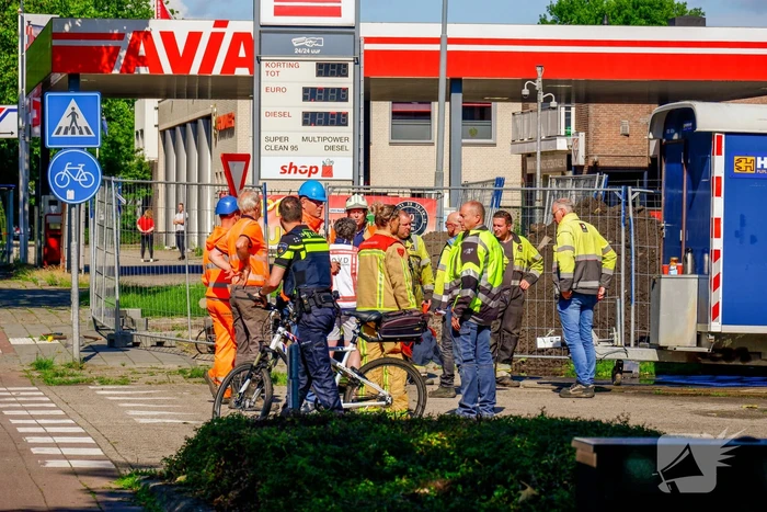 Gasleiding geraakt bij graafwerkzaamheden naast tankstation