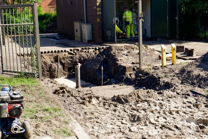 Gasleiding geraakt bij graafwerkzaamheden naast tankstation