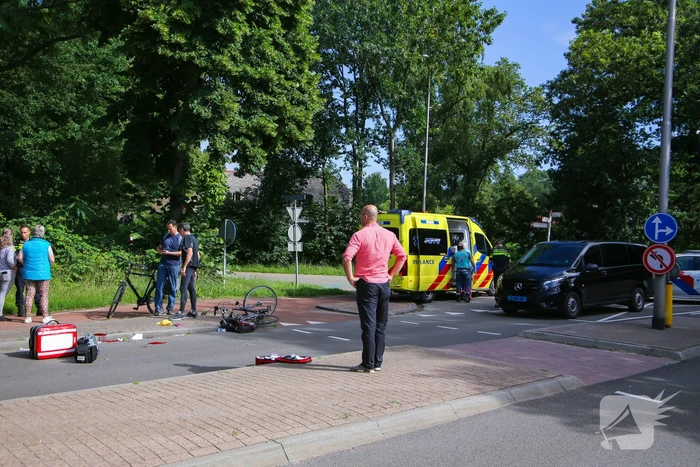Overstekende fietser gewond bij botsing met taxibus