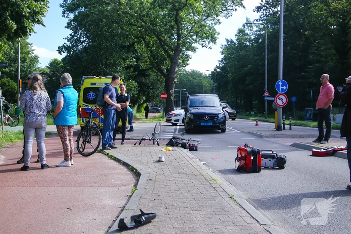 Overstekende fietser gewond bij botsing met taxibus