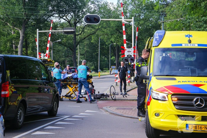 Overstekende fietser gewond bij botsing met taxibus