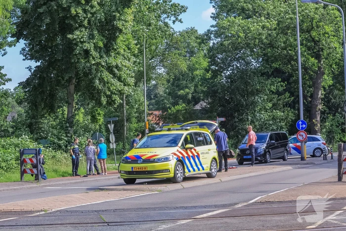 Overstekende fietser gewond bij botsing met taxibus