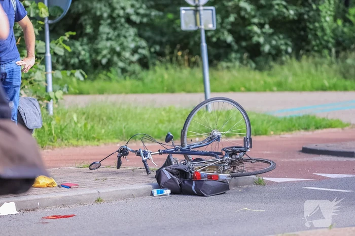 Overstekende fietser gewond bij botsing met taxibus