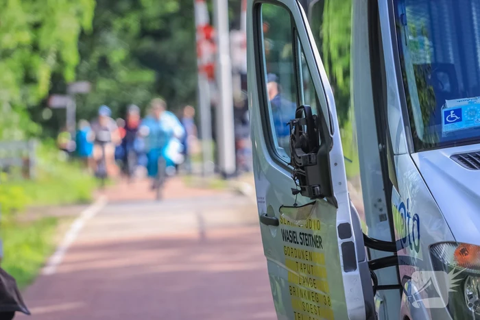 Overstekende fietser gewond bij botsing met taxibus