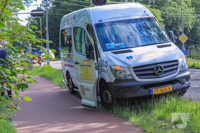 Overstekende fietser gewond bij botsing met taxibus