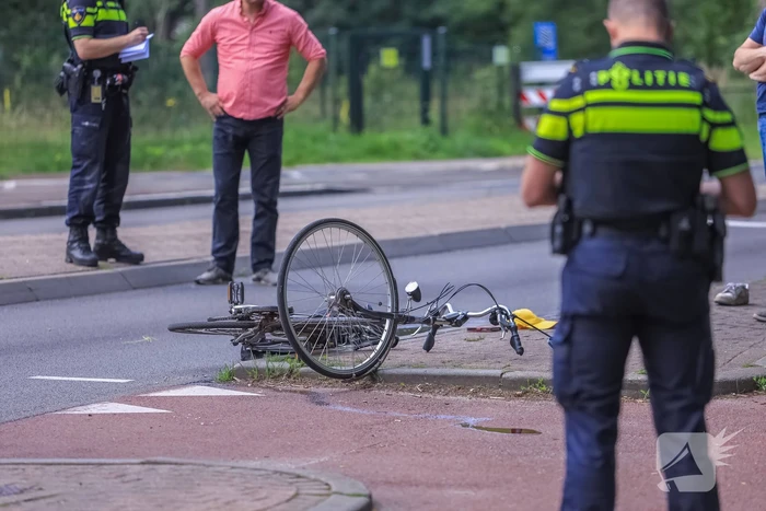 Overstekende fietser gewond bij botsing met taxibus
