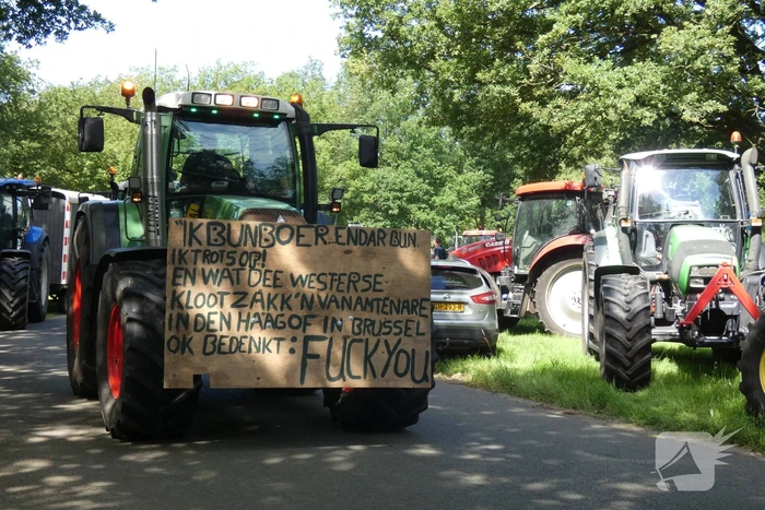 Boeren voeren actie bij provinciehuis