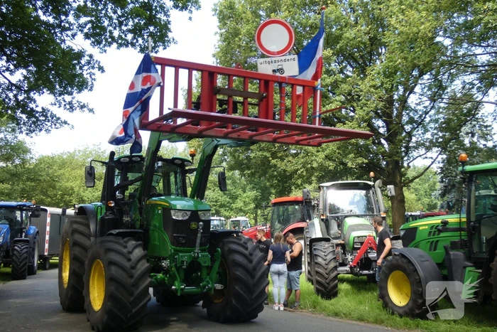 Boeren voeren actie bij provinciehuis