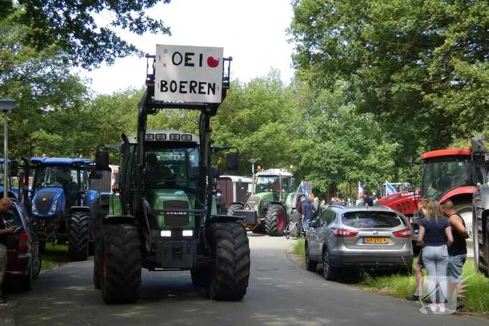 Boeren voeren actie bij provinciehuis