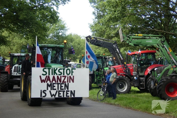Boeren voeren actie bij provinciehuis