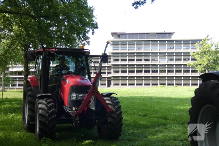 Boeren voeren actie bij provinciehuis