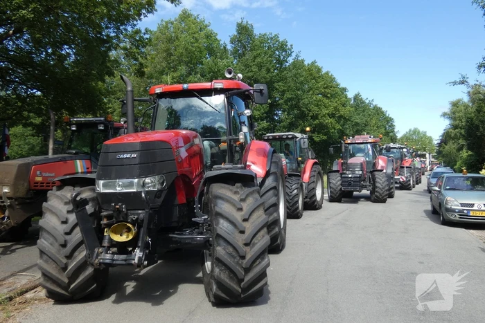 Boeren voeren actie bij provinciehuis