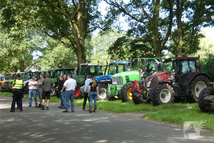 Boeren voeren actie bij provinciehuis