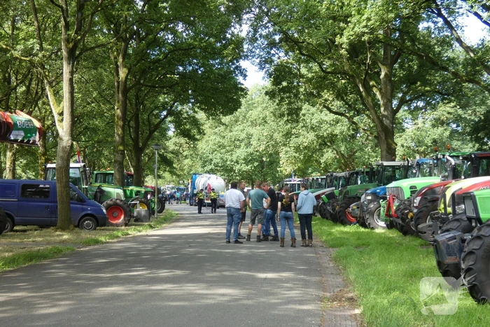 Boeren voeren actie bij provinciehuis