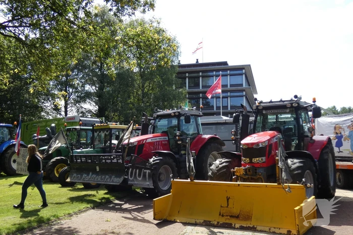 Boeren voeren actie bij provinciehuis