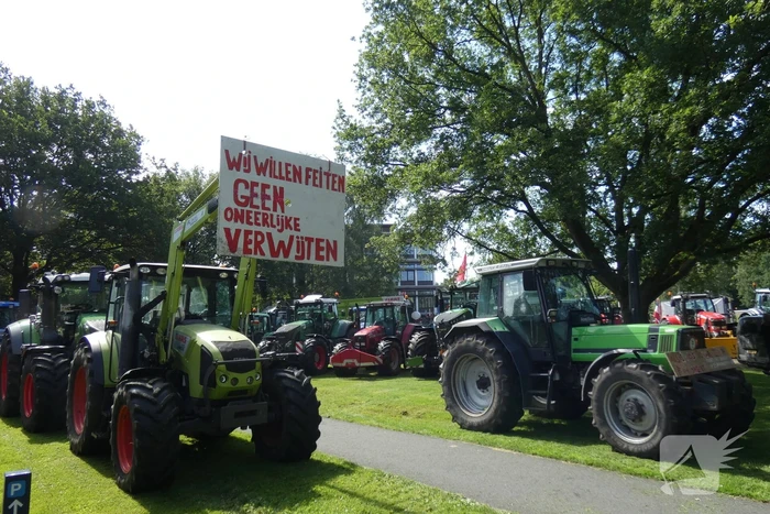 Boeren voeren actie bij provinciehuis