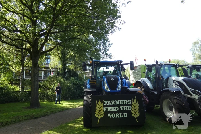 Boeren voeren actie bij provinciehuis
