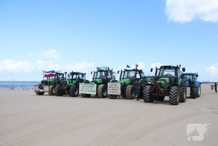 Boeren verzamelen zich op Scheveningen-strand