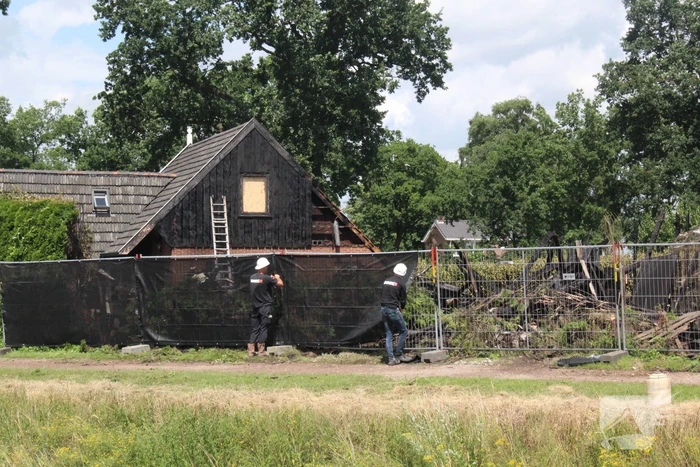 Twee schuren verwoest door flinke brand