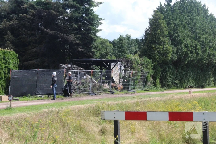 Twee schuren verwoest door flinke brand