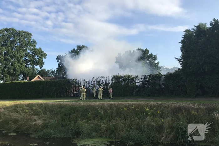 Twee schuren verwoest door flinke brand