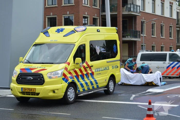 Vrouw gewond naar ziekenhuis gebracht