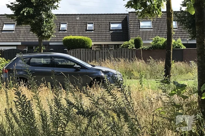 Overstekende scooterrijder botst met auto
