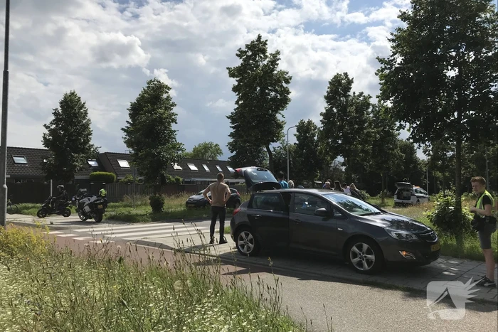 Overstekende scooterrijder botst met auto