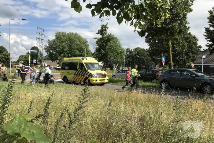 Overstekende scooterrijder botst met auto