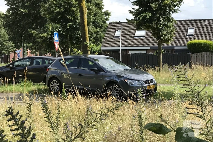 Overstekende scooterrijder botst met auto