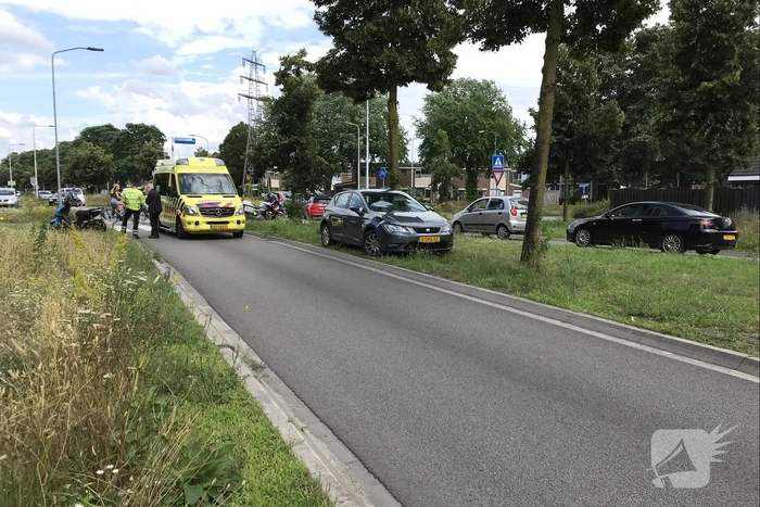 Overstekende scooterrijder botst met auto