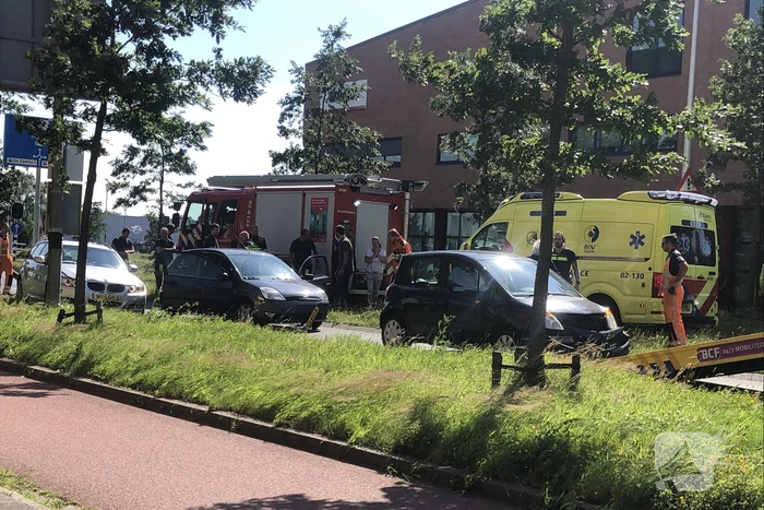 Meerdere auto's botsen op elkaar