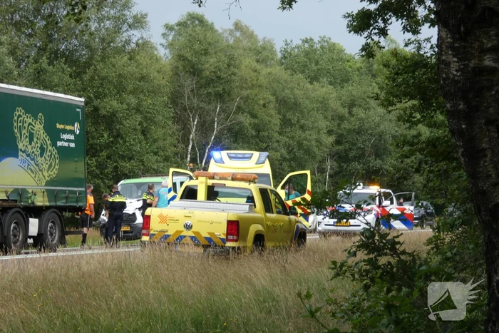 Bestelbus botst achter op vrachtwagen