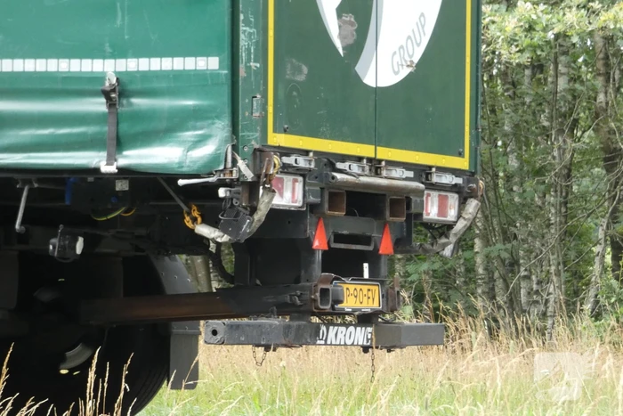Bestelbus botst achter op vrachtwagen