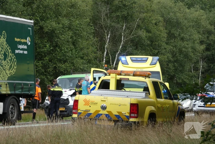 Bestelbus botst achter op vrachtwagen