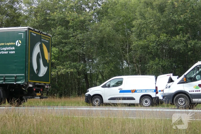 Bestelbus botst achter op vrachtwagen