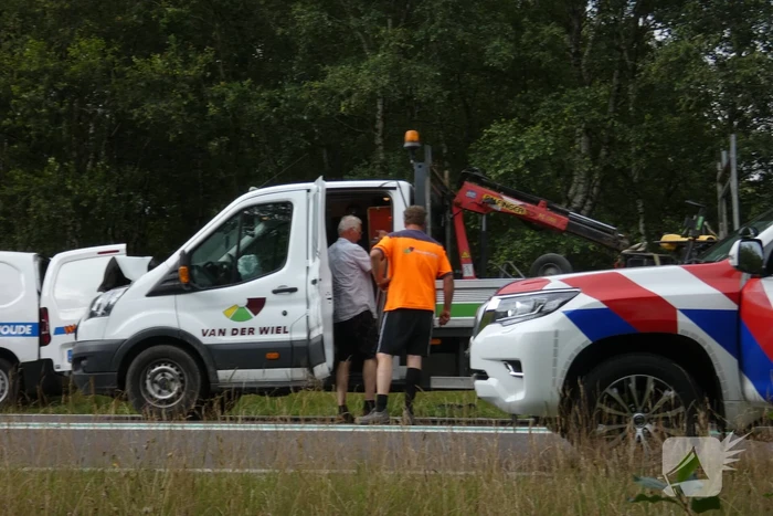 Bestelbus botst achter op vrachtwagen
